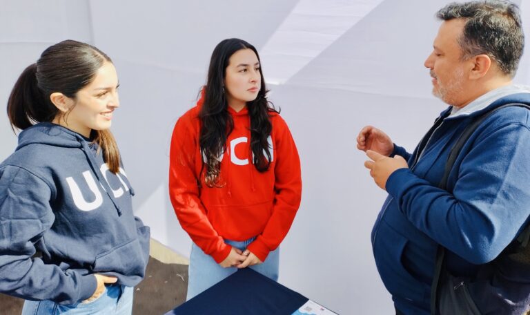 Las estudiantes Catalina Arellano,  Constanza Cortés y Rebeca Rodríguez conversando con las y los emprendedores presentes en “EmprendePalooza 2023”
